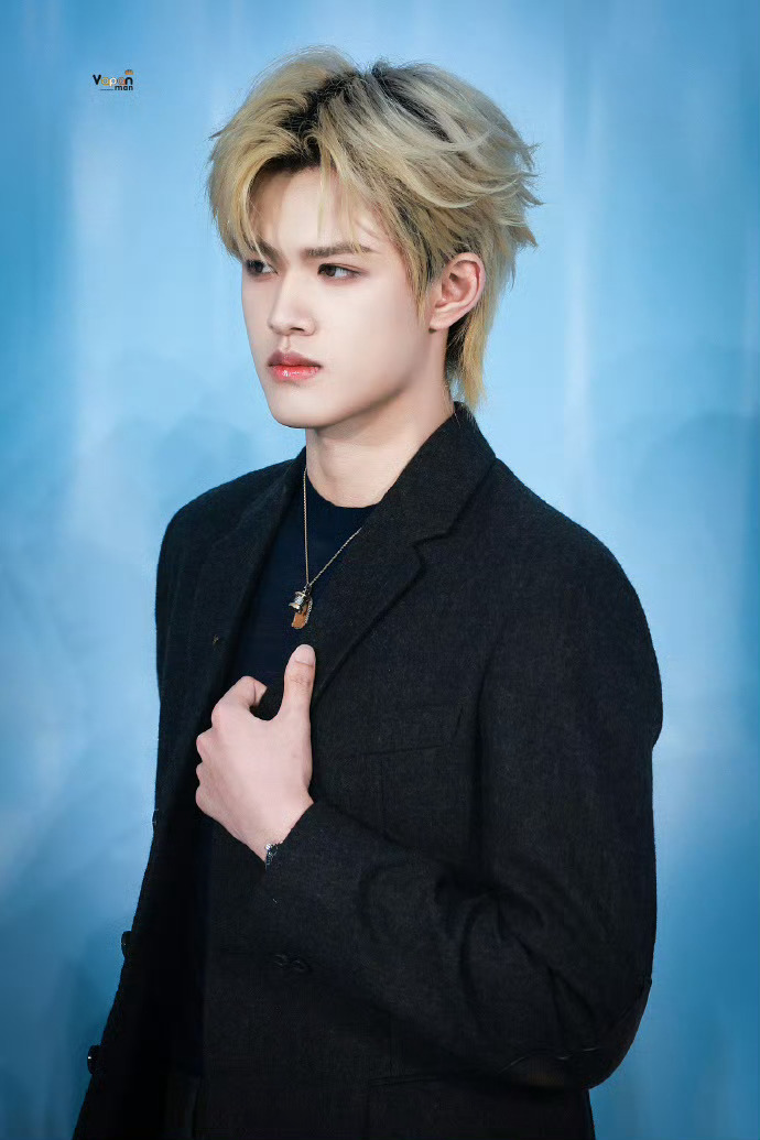 张极内娱贵公子上新了 张极ELLE红毯气场杀疯！金发搭配质感西装，一米八身高撑起