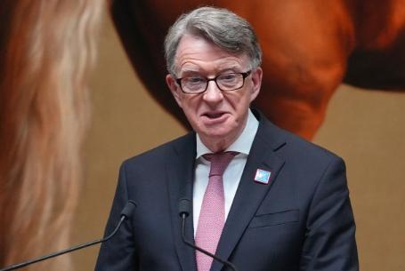 英国政坛彻底摆烂！爱泼斯坦丑闻炸穿唐宁街，议员跳恰恰，首相快凉了

麻烦看官老爷