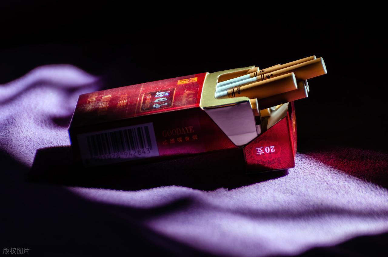 卖 50 条烟就算无证批发？
你没听错。
哪怕你有正规烟草零售许可证。

我身边