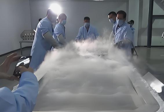全球首例被冻了几十年的人解冻时，打开液氮罐的瞬间，在场的人都吓了一跳 —— 那场