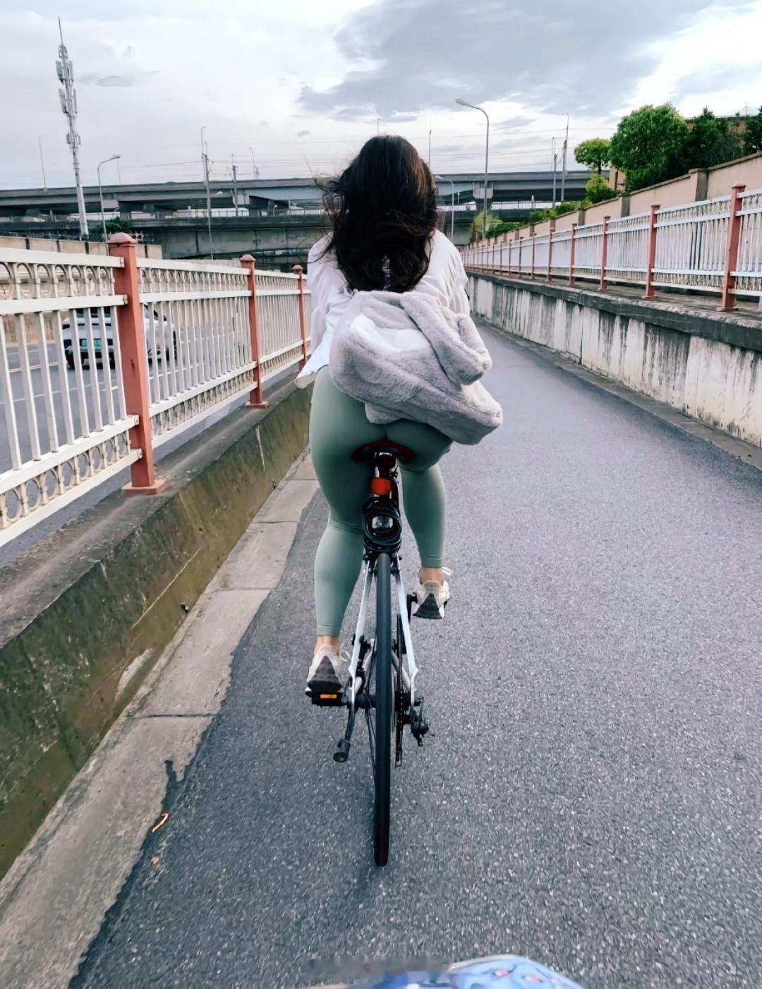 小姐姐占道骑行，怎么通知她让让道？
