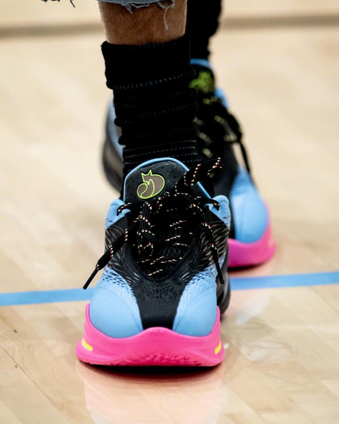 福克斯上脚了他的最新签名鞋Fox 3，而这双本人上脚的和之前戴维恩-米切尔上脚的