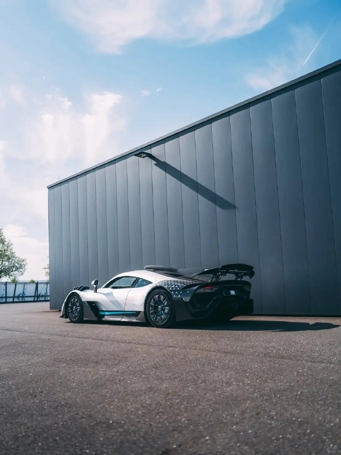 梅赛德斯 AMG ONE，那可是汽车界的传奇存在，号称 “公路上的 F1 赛车”