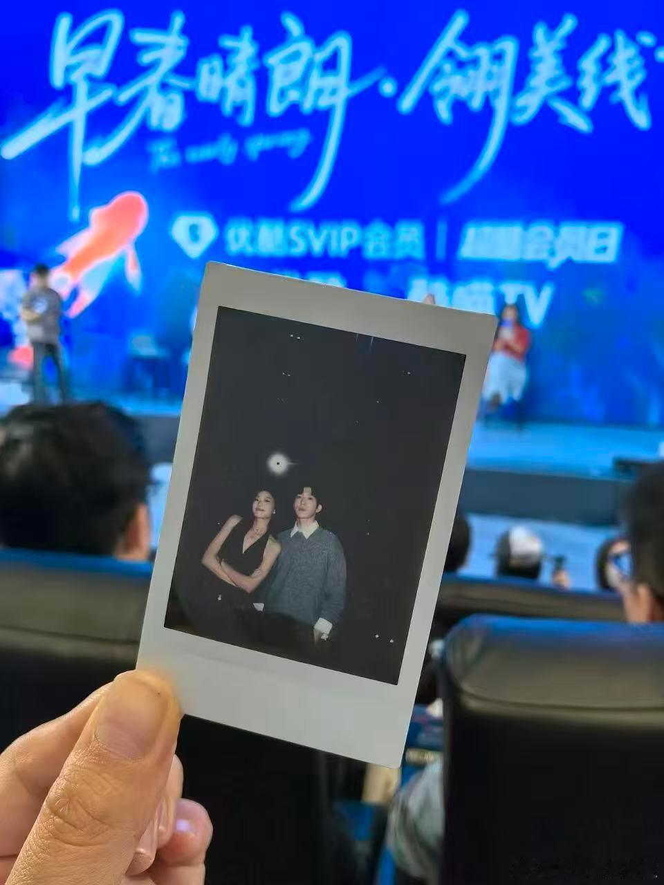 井柏然拍照拿的拍立得是孙千的 戏外花絮里的这份默契太难得，拿起搭档的拍立得毫不生