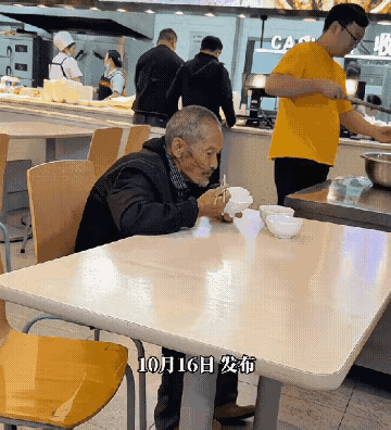前几天在餐厅吃饭，偶遇一幕平凡的画面，瞬间治愈了我一整天的疲惫。
 
人声嘈杂的