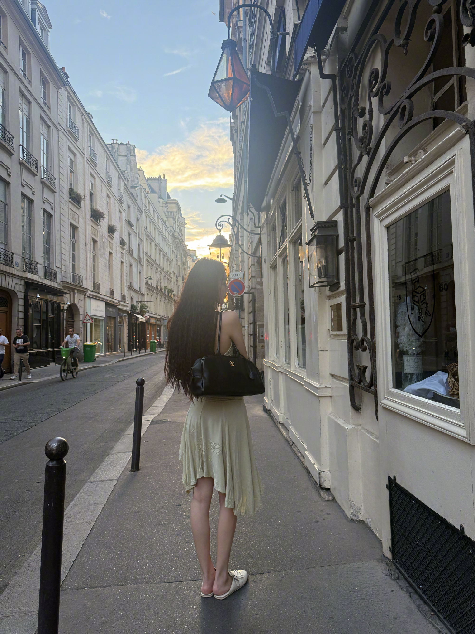 这部电影里巴黎老街的晚风漫过白墙铁艺窗，她立在石板路上，望向天际翻涌的薄云，云絮
