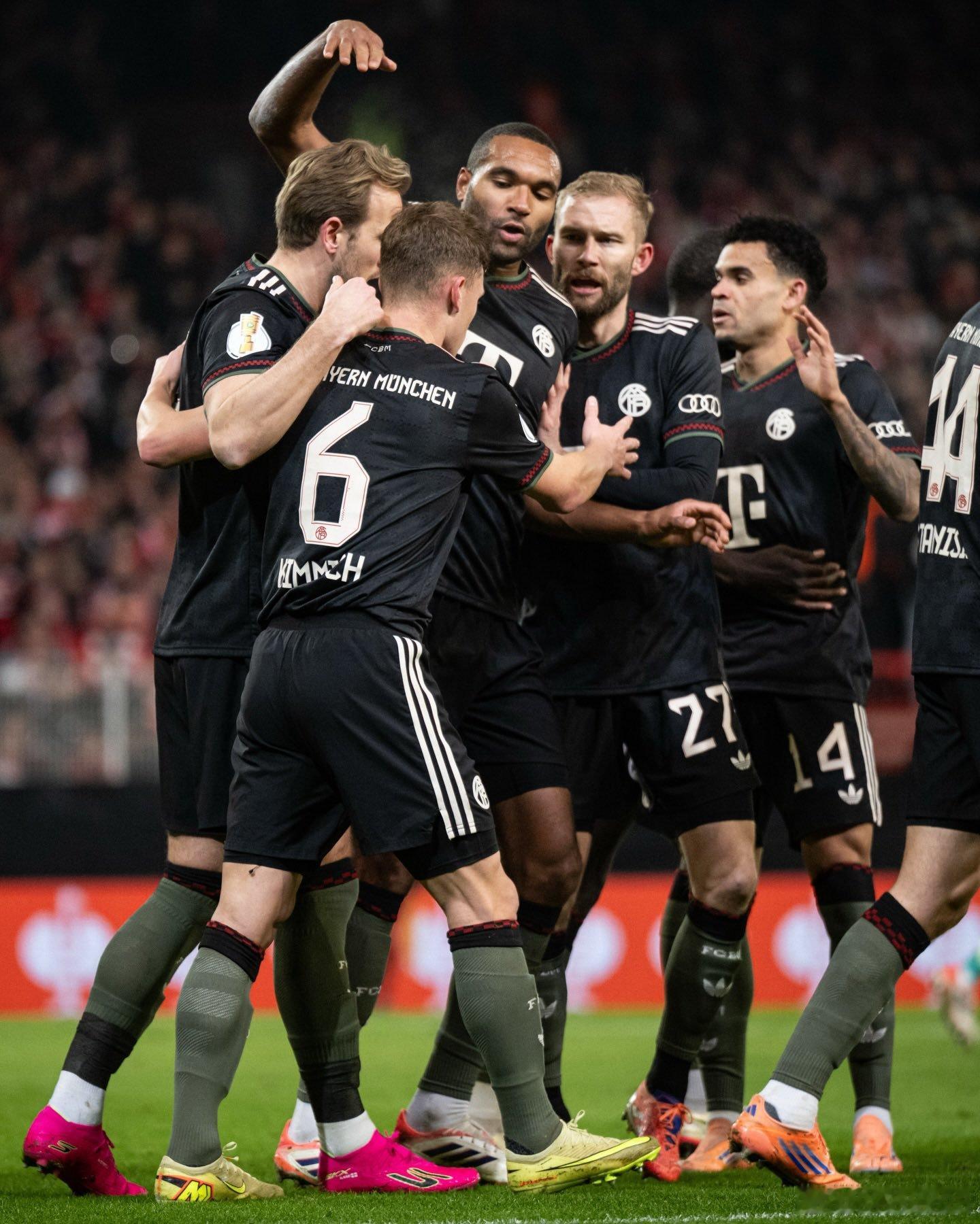 📊 | ［圖片報］對拜仁慕尼黑球迷進行了一項民意調查，約有 25,000 人參