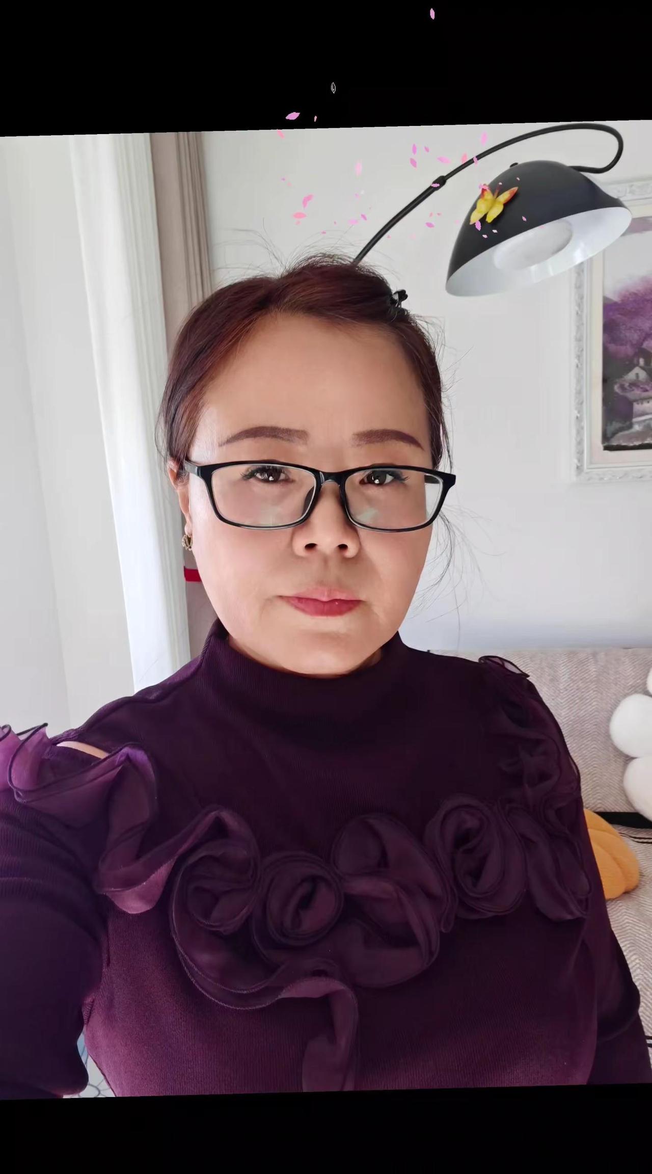 微暖的阳光包裹着我，不工作，不焦虑，在家发发呆，看看天，日子慢下来，心就安了。