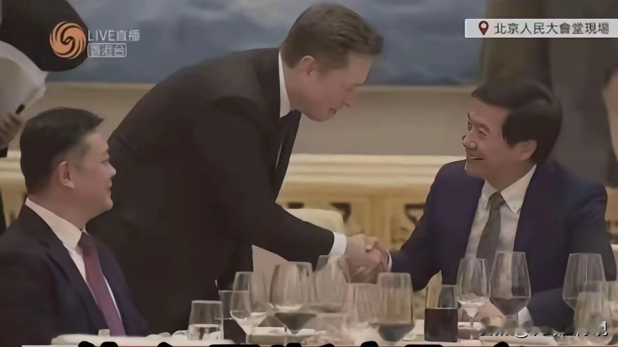 我得把雷总与马斯克互动的照片放全了，免得总有人说是雷总低声下气求拍照了。
看看马
