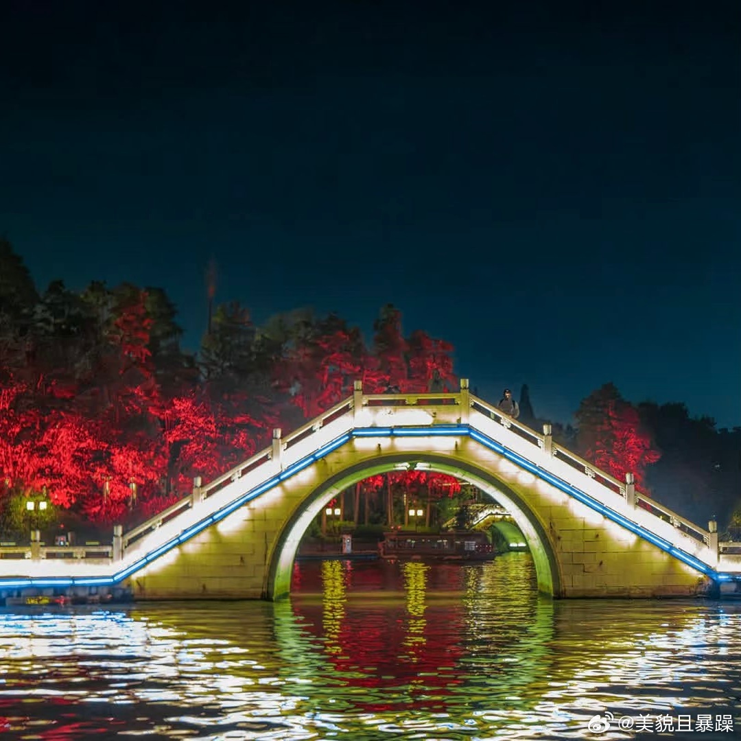 夜幕笼罩金陵，十里秦淮河灯火次第绽放，六朝风月随流水缓缓铺开。临河古阁飞檐高翘，