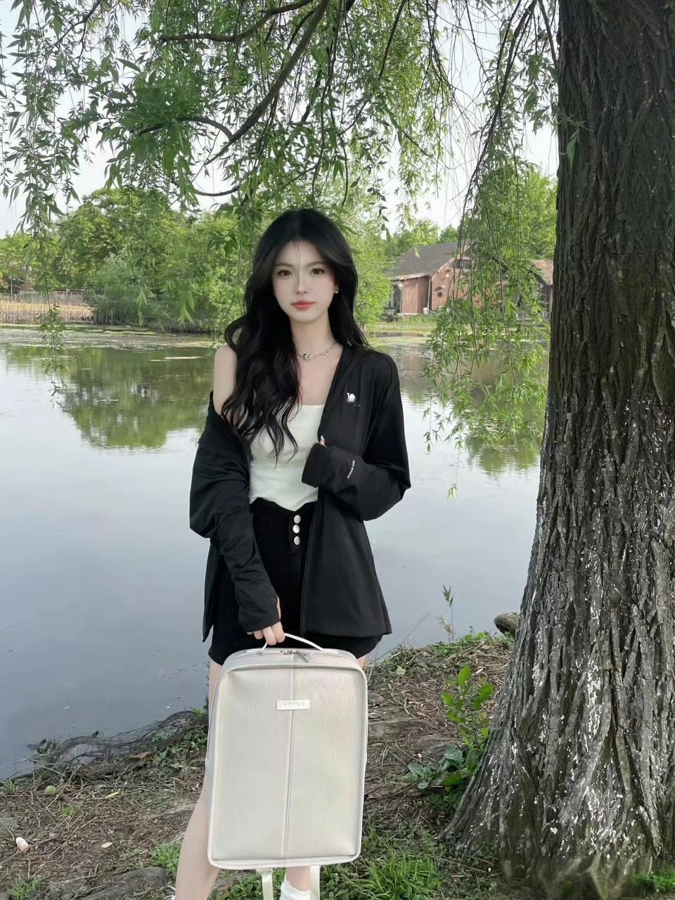 漫步湖畔，感受宁静时光。