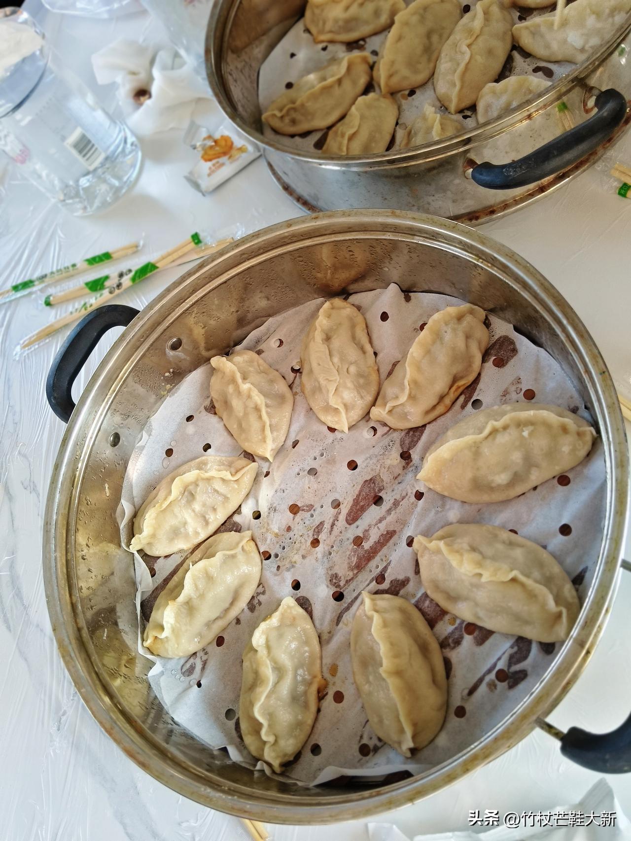 在游船上吃的鲅鱼水饺，一次新的体验。
今天坐船出海玩儿，船费里有一项服务，送鲅鱼