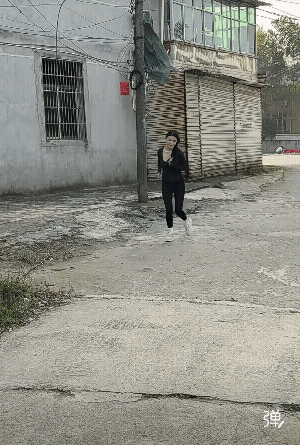 穿这个鞋，应该不是在晨跑!
