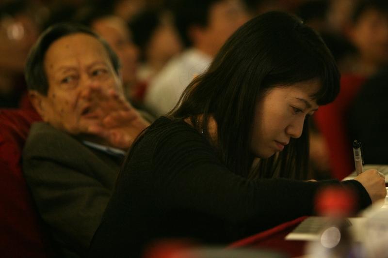 12月10日杨振宁先生追思会上，翁帆含泪回忆，让我们看到了一个鲜活的杨振宁。她提