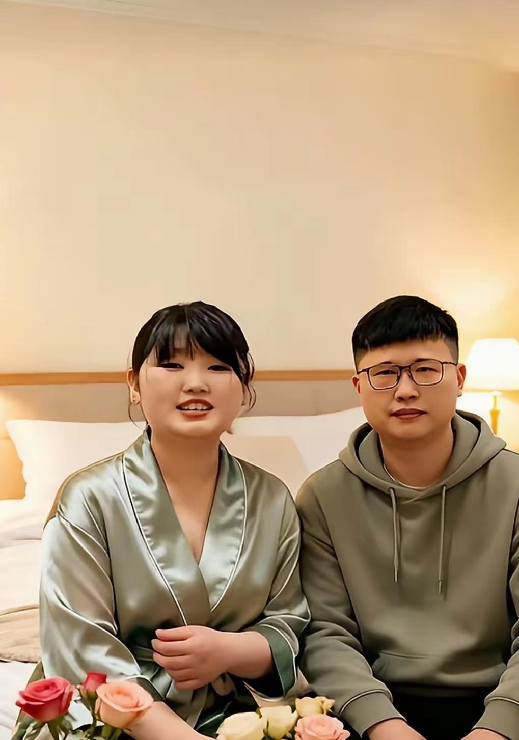 大衣哥女儿和女婿，夫妻相这么严重像亲兄妹！大衣哥选女婿是照着亲生儿子选的吗？这个