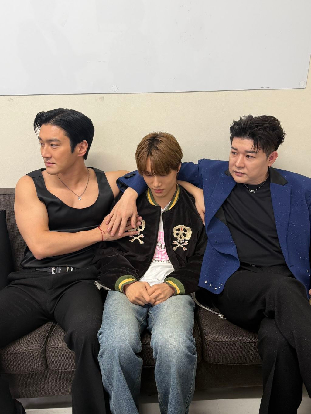 去了趟SJ房间，被逮住的KAI