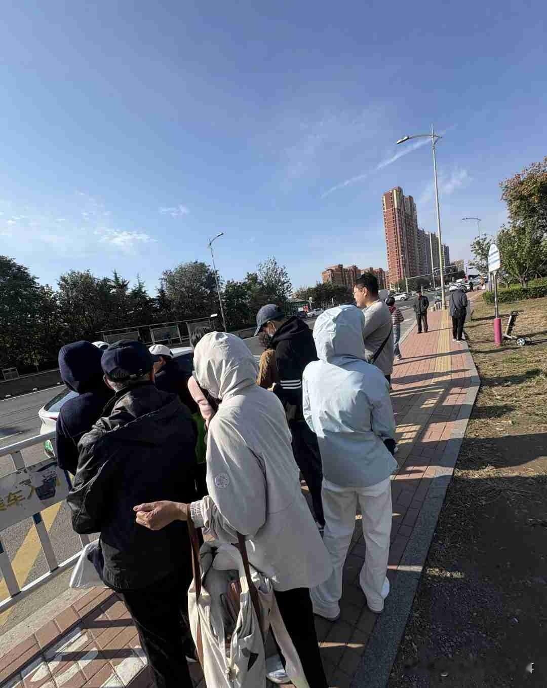 青岛的公交车班次怎么越来越少了？

不得不说，以前的公共交通工具比如城际公交和区