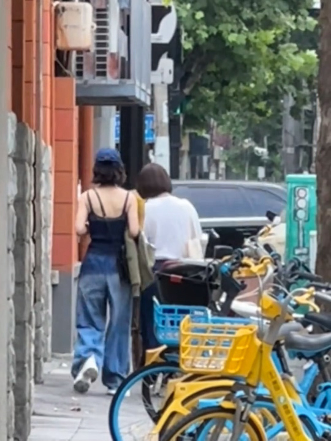 你是说在上海偶遇了赵丽颖和朋友逛街还和她对视了吗上海又偶遇赵丽颖了