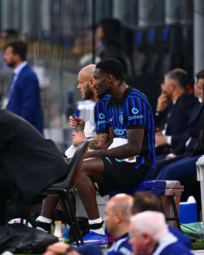 上阵亲兄弟，下了场观赛也是神同步的满眼关切……