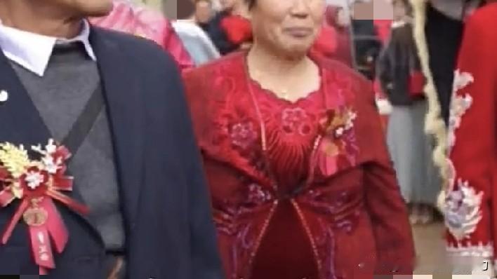 “媳妇好看，还是儿媳妇好看？”爸爸的这个回答，让大家瞬间笑了起来。

据视频报道