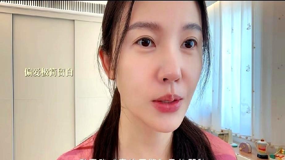 养着个上蹿下跳的娃，家里却空荡得像个刚退房的五星酒店，连根头发丝都找不着。
　　