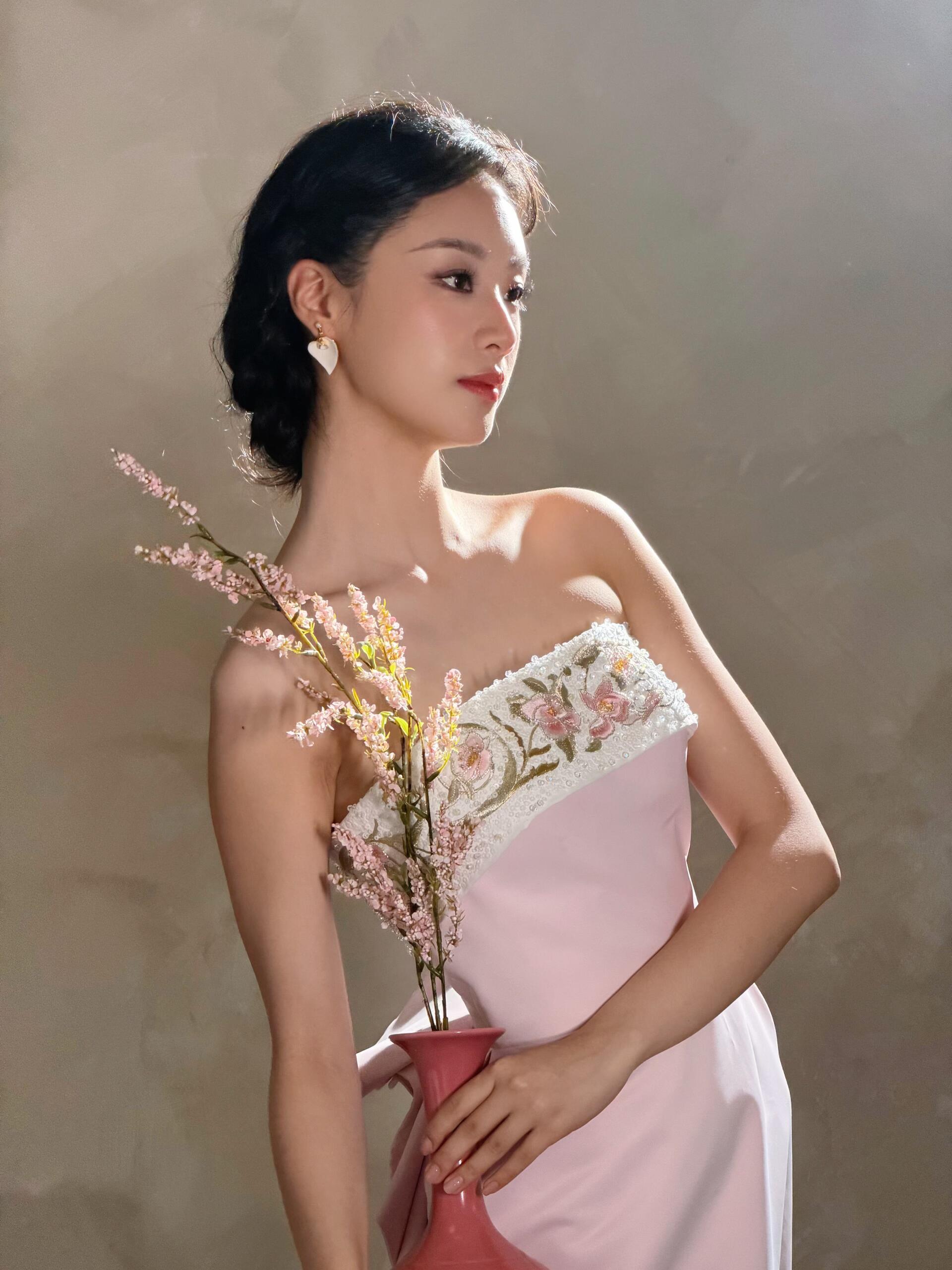 王小亿 好一朵美丽的玉兰花王小亿完全粉瓷本瓷淡粉礼服+清雅气质双重暴击！王小亿亮