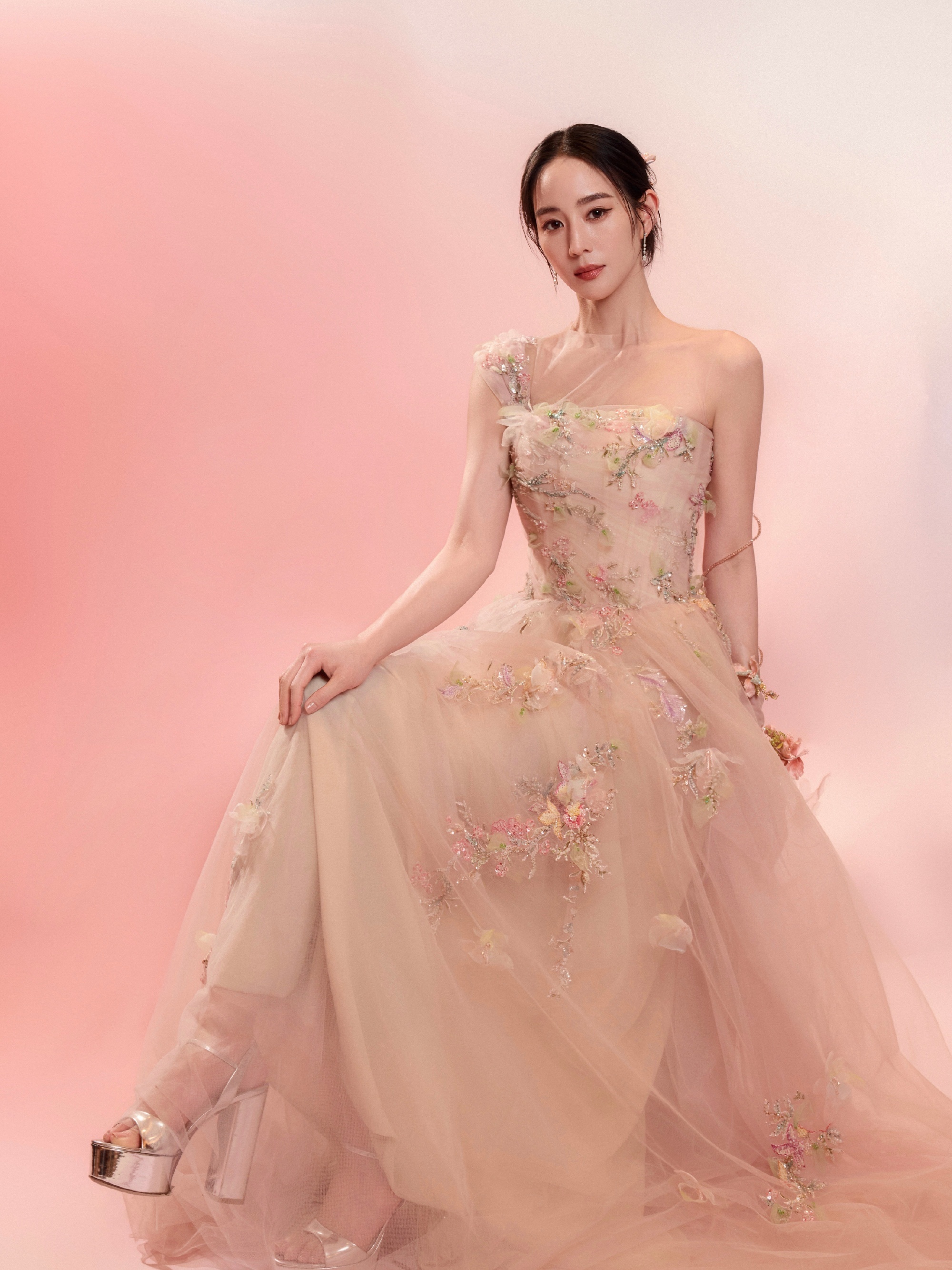 钧甯来咯  ～  要说今年春晚舞台眼前一亮的明星妆容，张钧甯的妆造绝对算得上一个