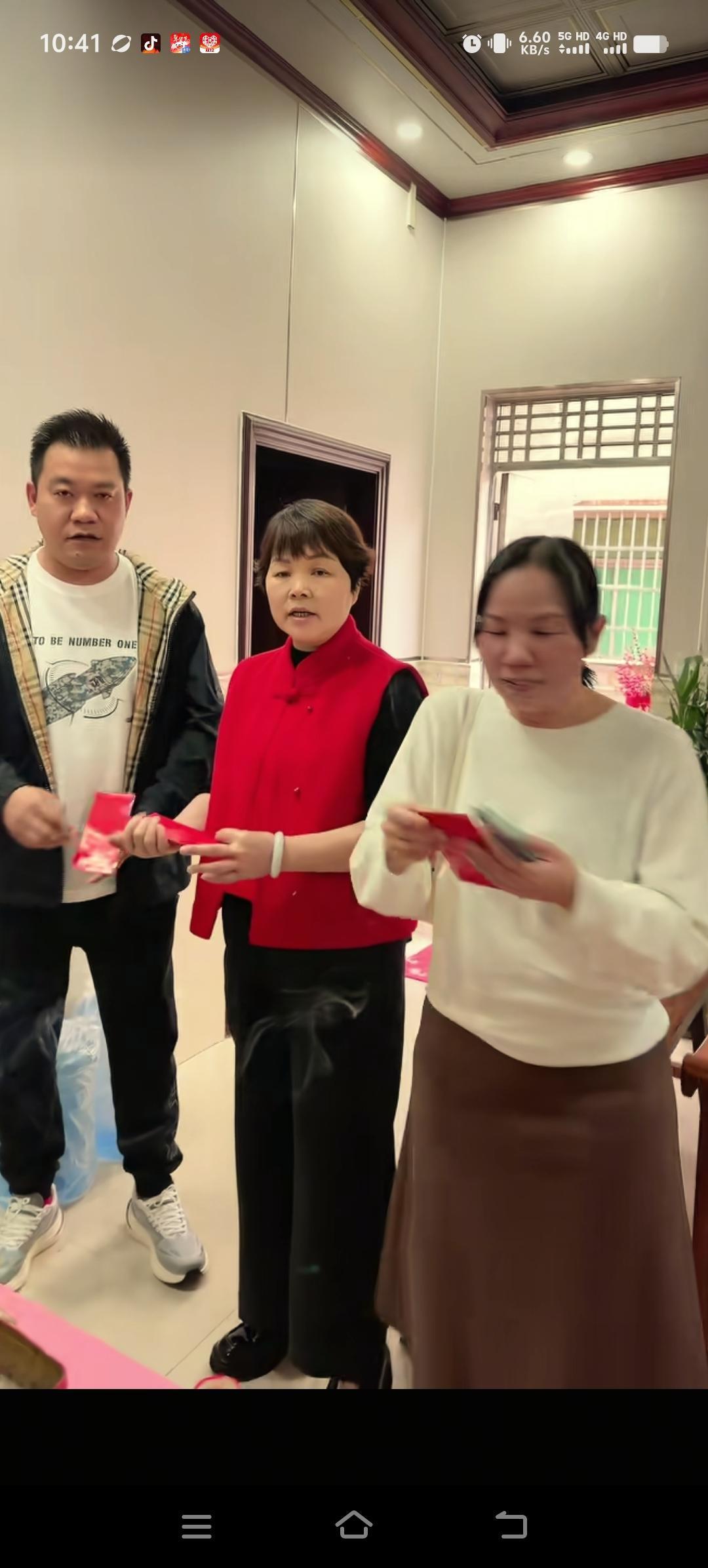 叶锐聪妈妈往年发红包总是偷偷摸摸，今年终于能光明正大发了。一家人领红包时喜气洋洋