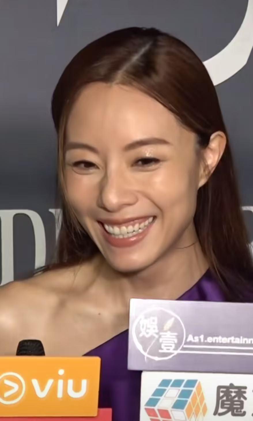 邓丽因自曝跟男友AA制相处。
记者：“男朋友有没有送手表给你？”
邓丽欣：“没有