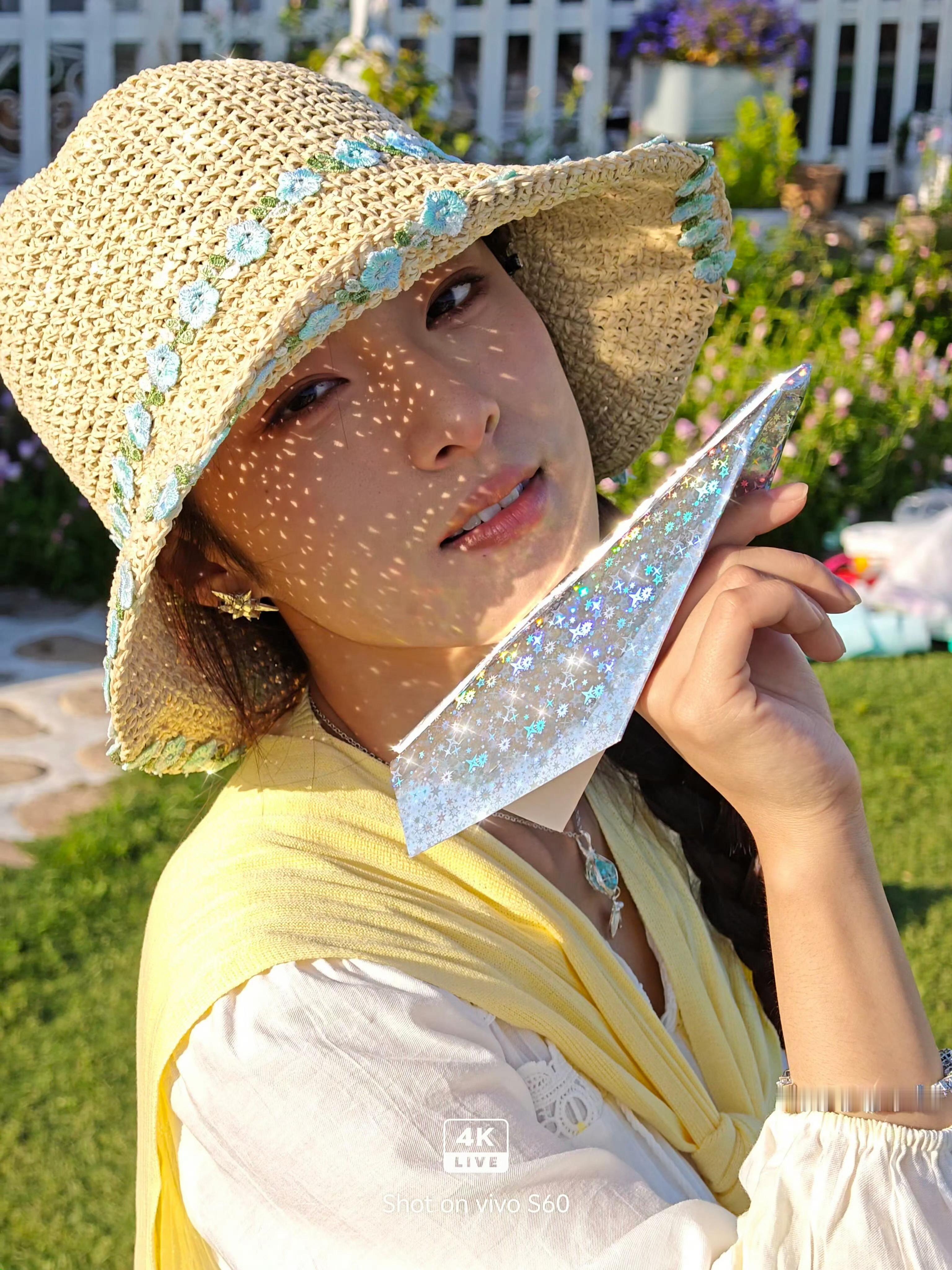 vivo镜头下的青春闪闪发光整理毕业相册有感，从前全班凑在一起拍合照，连拍一大堆
