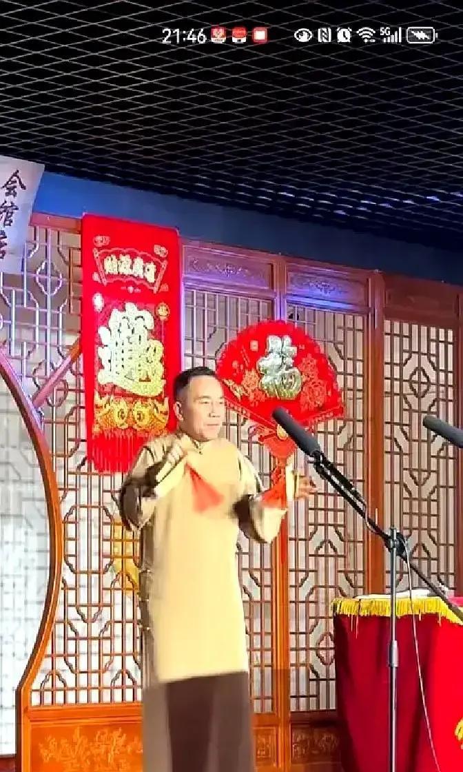 师父一声“滚出去”，亲生儿子劝都劝不住。
杨议指着徒弟的鼻子划下那道冰线：徒弟不