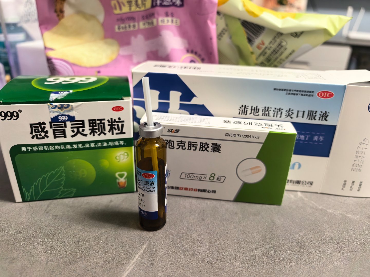 这体格也是真废废，一场雨着了点凉，流鼻涕，嗓子也疼。。哎 