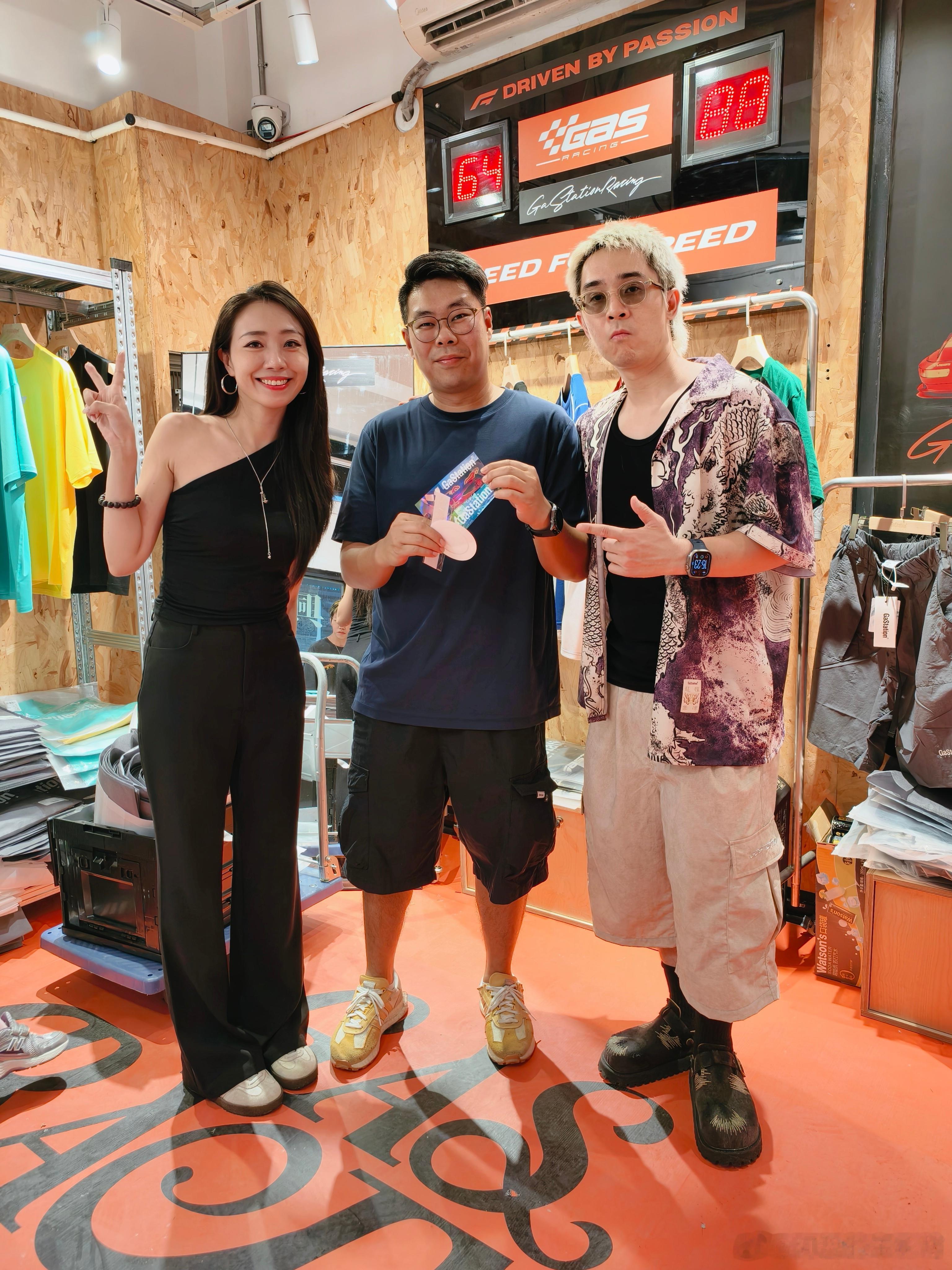 Gastation开来深圳了今天马上去打卡和合上照了[笑而不语]还有贴纸喔翻了一