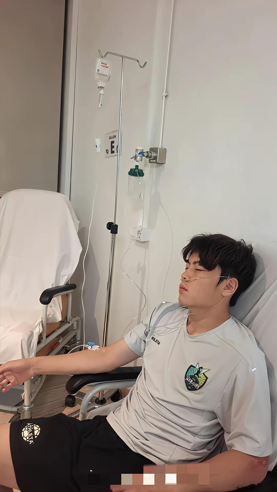 足球小将与巴塞罗那队战成1:1平局，进球功臣吕孟洋赛后因体力透支而输液休息的照片