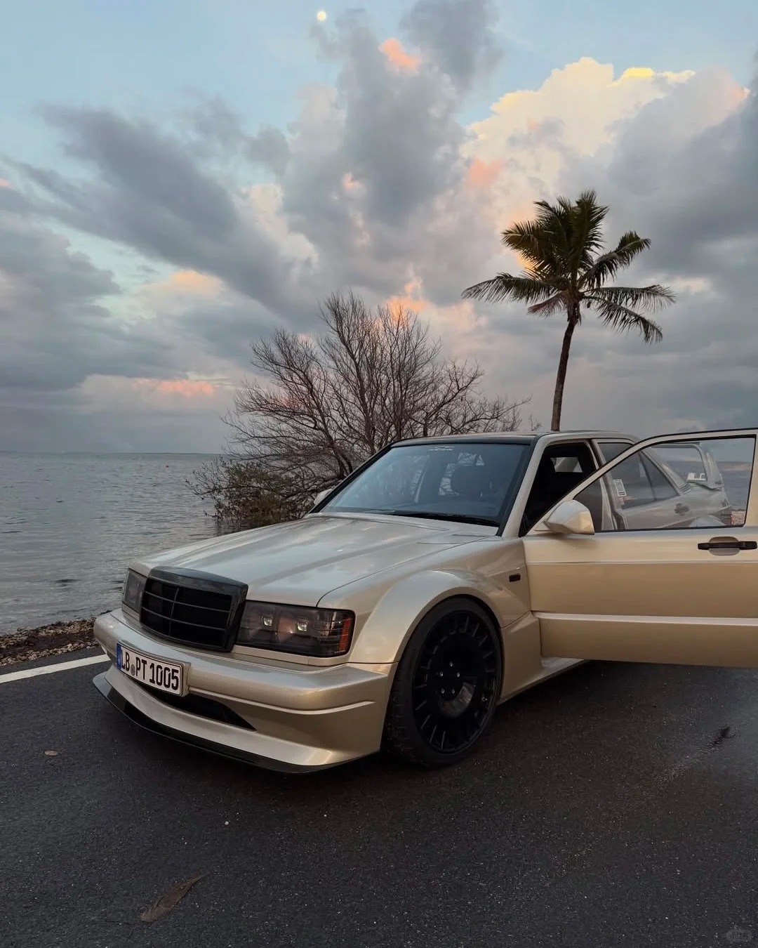 MercedesBenz 190E，香槟金很适配绝美车片