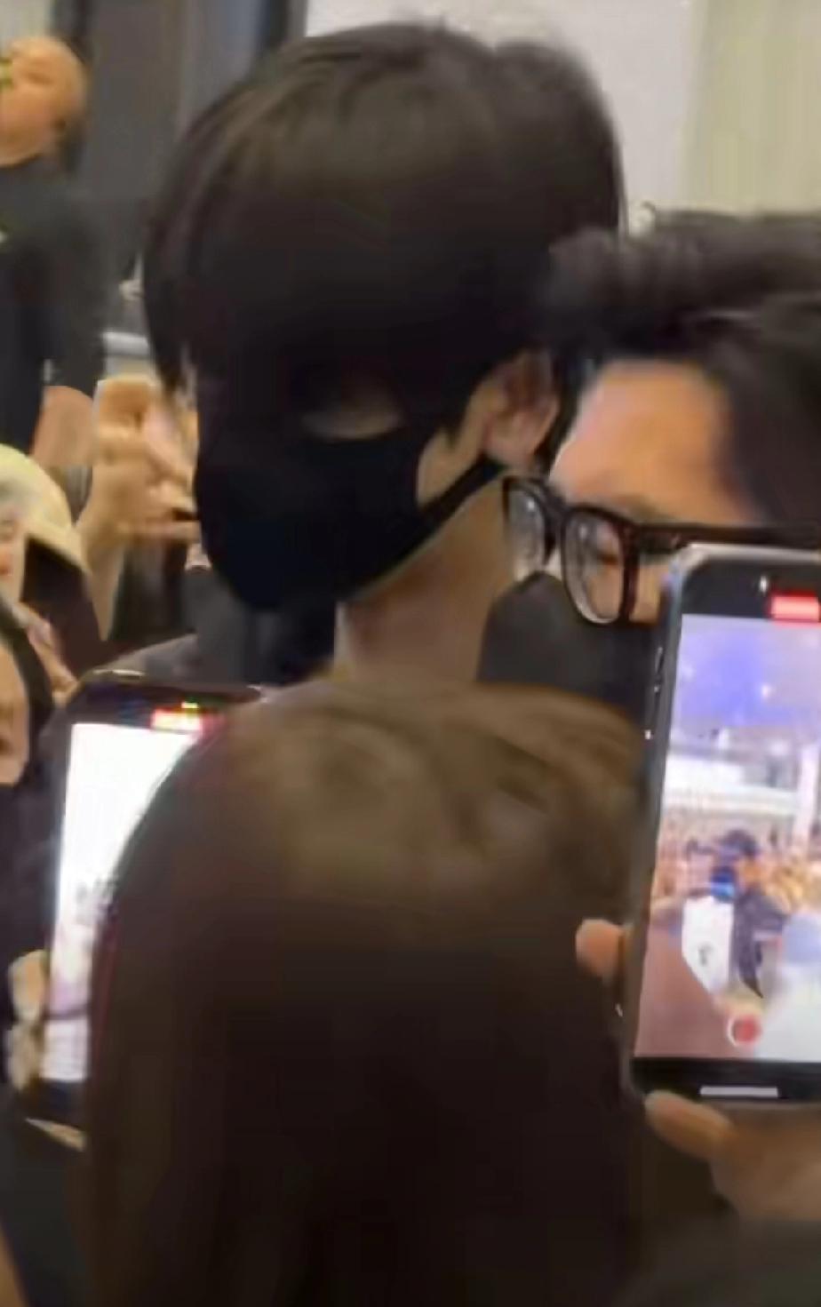 张凌赫做高铁时在楼梯被私生粉围堵，手机都快伸到张凌赫脸上拍摄，一些人还故意挡路不