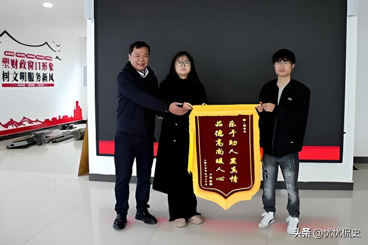 湖南，一网约车司机在接单途中突发疾病，于是他向后座的女乘客求助，没想到女乘客二话