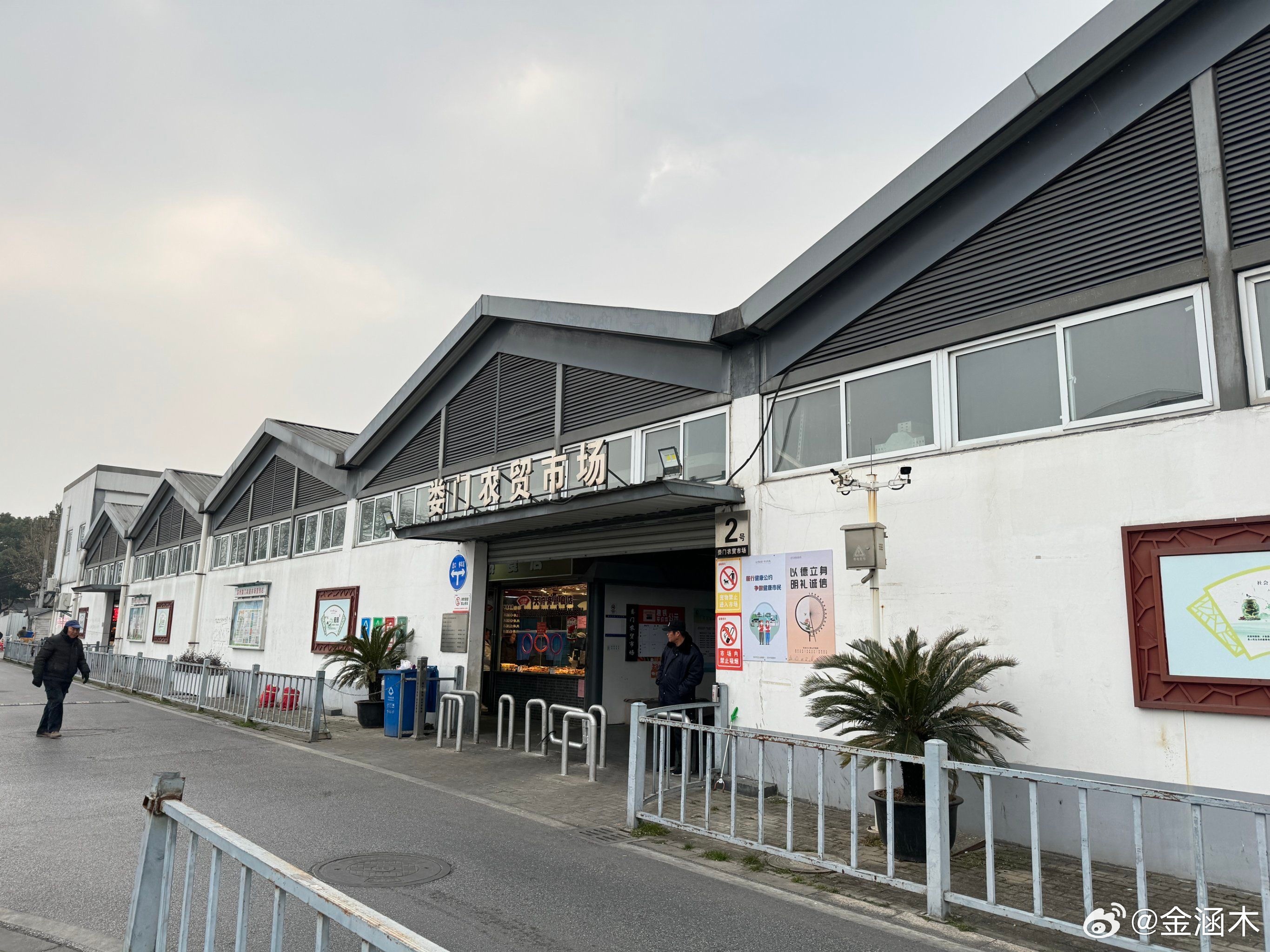 苏州的农贸市场感觉是全国最干净的农贸市场之一。苏州搞美食我直接就骑个电驴进农贸市