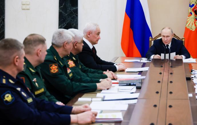 俄罗斯军队正向扎波罗热方向推进。普京讨论前线局势 
总统特别指示继续按照总参谋部