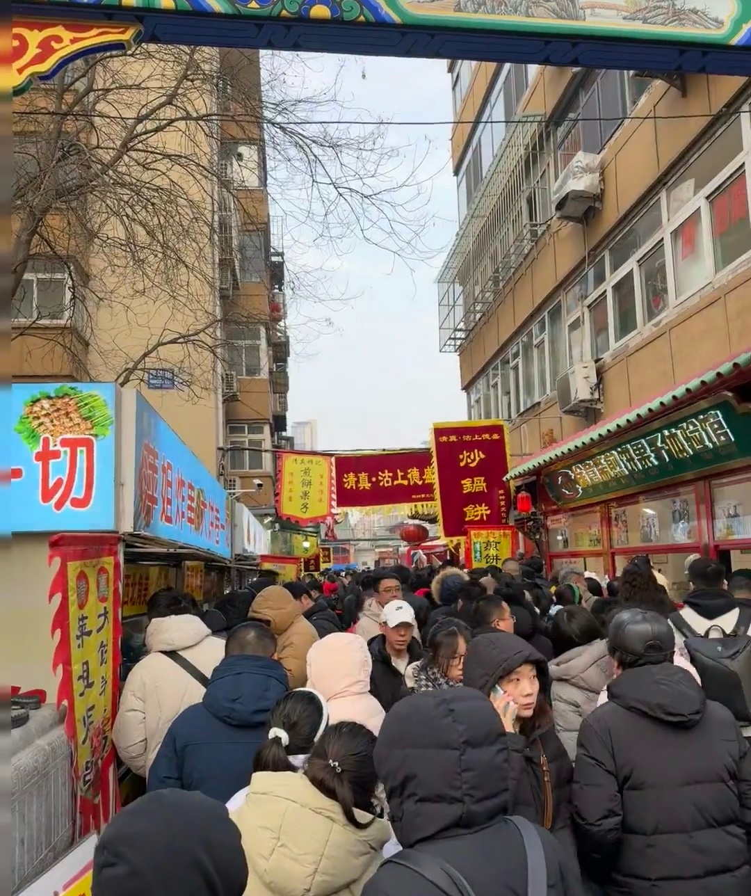 有人在网红直播间问，刚到天津，锅巴菜和八珍豆腐选一个怎么选？[允悲] 