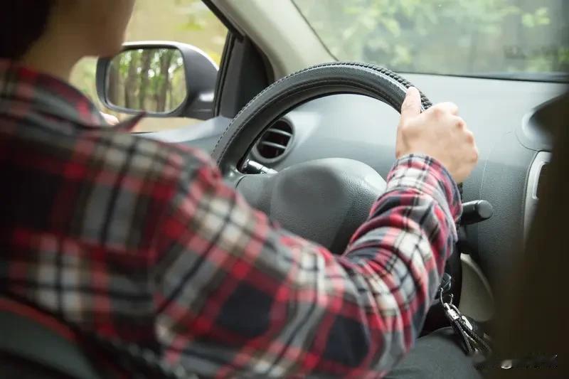 新能源车主崩溃真的被这事气到了！新能源车主换个电池，小卡扣要13万，这不是明抢吗