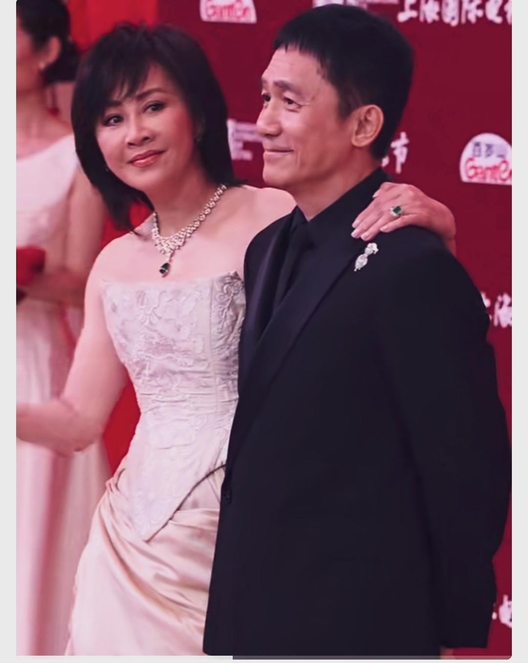 刘嘉玲梁朝伟恩爱互动画面溢出屏幕。梁朝伟运气好。找了个贤惠处世为人极佳的好老婆，
