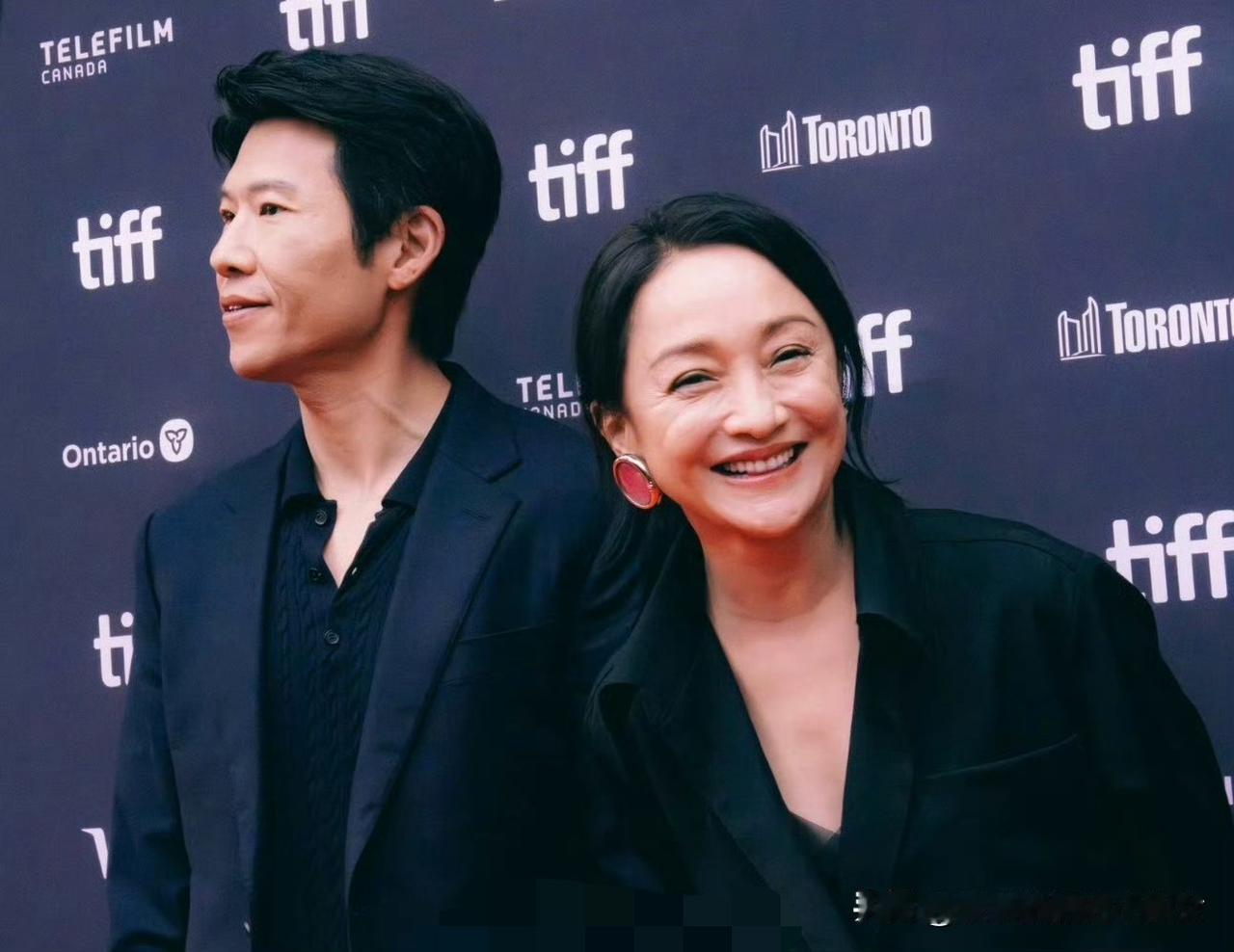 周迅素颜亮相多伦多电影节，生图皮肤黄、有皱纹，却是演员最真实动人的模样！
就在刚