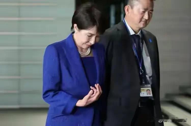 日本首相高市早苗最近可真是状况不断。据环球网援引《每日新闻》报道，2月13日她去