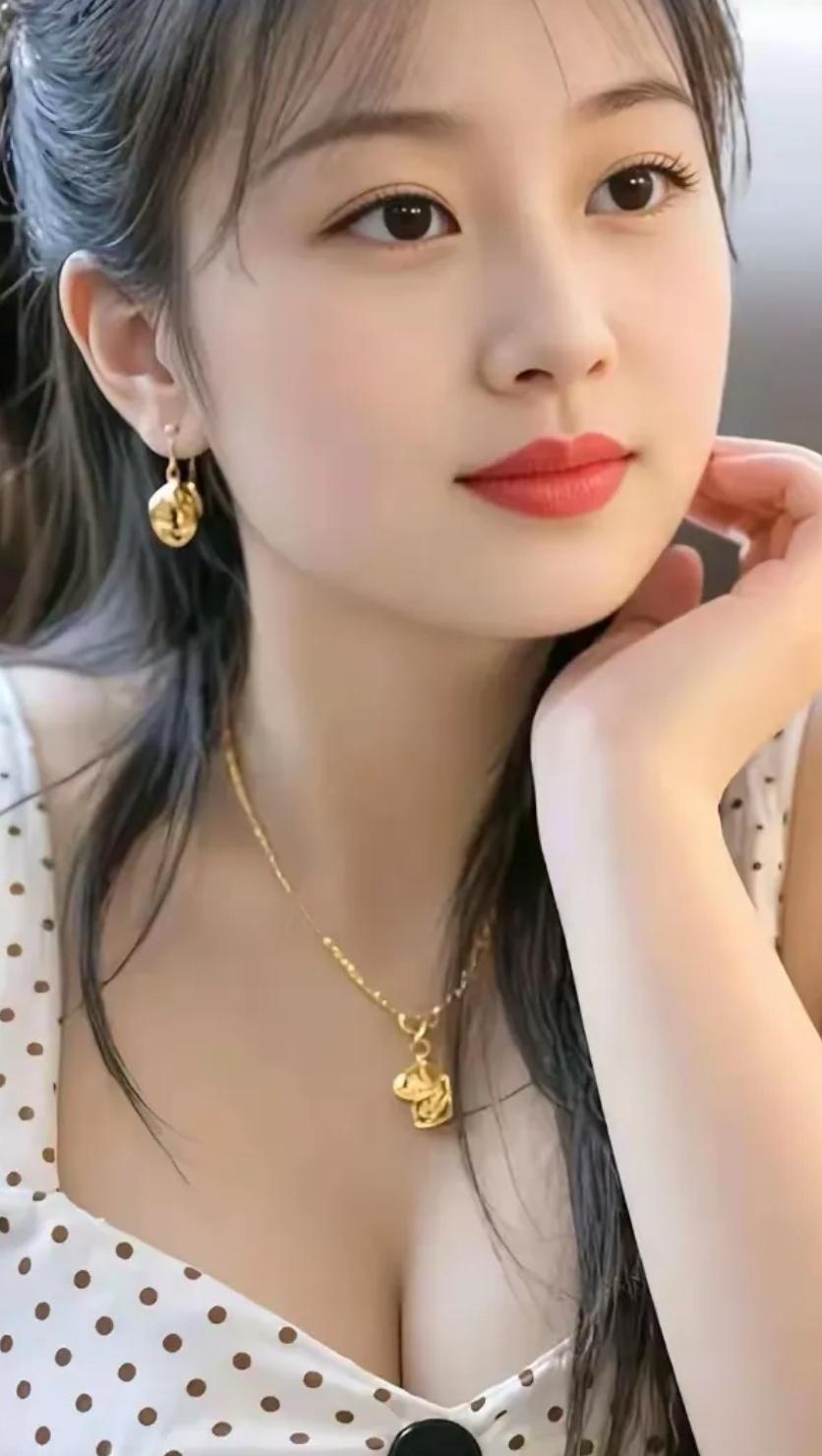 气质优雅，金饰点缀，甜美迷人。这样的清秀女孩，宛如春日微风里的花朵，透着灵动与温