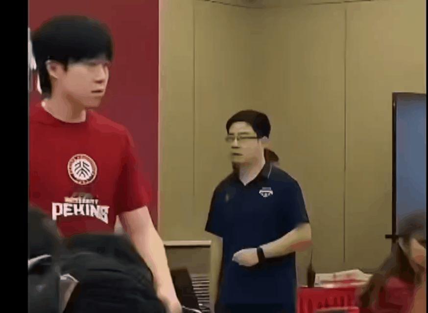 王楚钦上课同学们咔咔一顿拍和王楚钦一起学习应该是挺幸福的一件事儿吧[努力] ​​