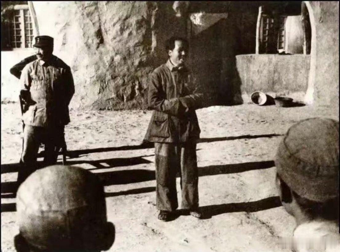 1942年，陕北。穿着补丁裤子的伟人，在窑洞前接受美国记者采访。而同一年，宋美龄