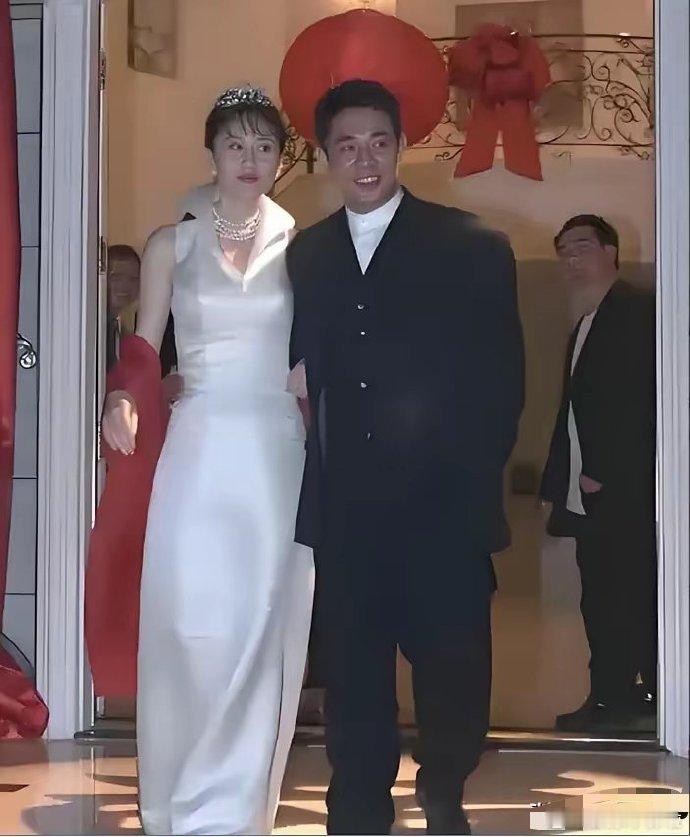 令人疑惑的是，当年肤白貌美的利智为何会选择个子不高、外貌普通的李连杰作为丈夫呢？