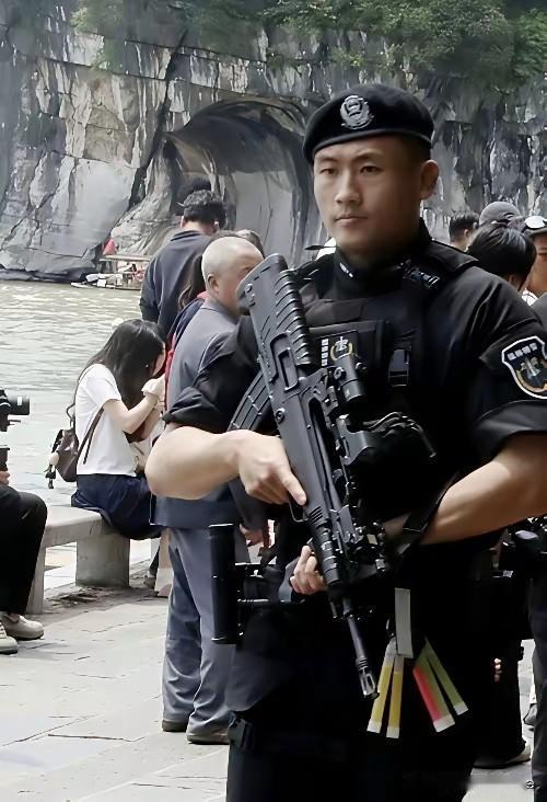 特警和加了各种战术附件的九五式步枪