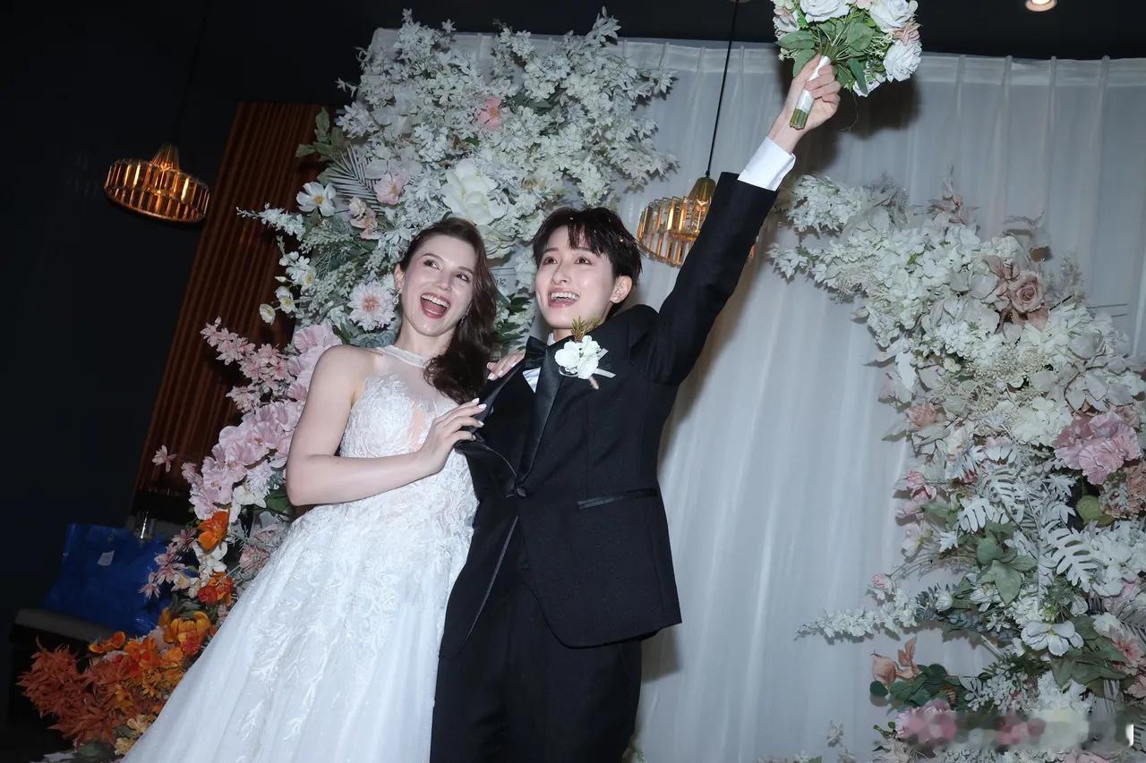 落跑甜心女主郑靓歆去年6月和德国女友Aky登记结婚后，今天终于迎来浪漫婚礼。郑妈